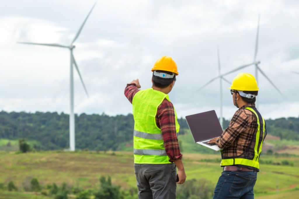 Engenheiros ambientais avaliando projeto em campo